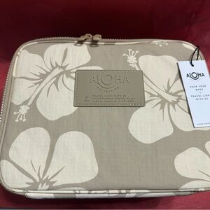 ALOHA Collection lunch bag with strap